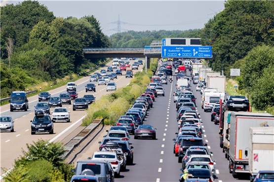 Aussteigen oder rechts überholen: Was ist im Stau erlaubt?