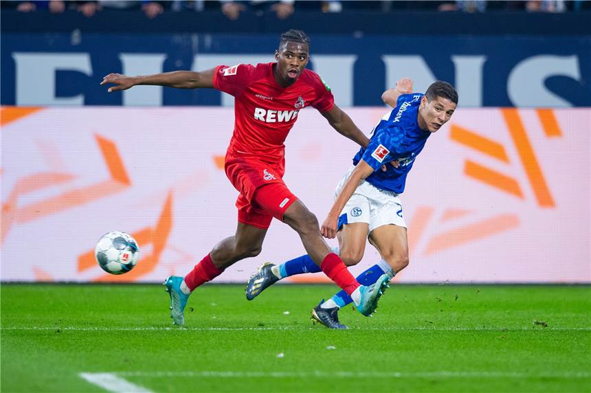 04 Stunden vor dem Spiel: Schalke muss nach Köln Heißes Duell: Amine Harit flankt den Ball an Kölns Kingsley Ehizibue vorbei.