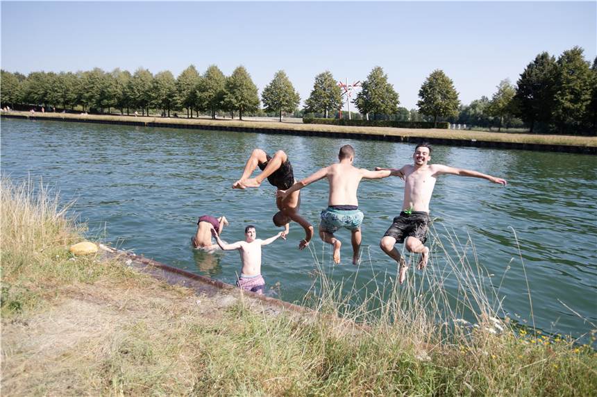 Heißes Wetter und Wasserspaß am Kanal.