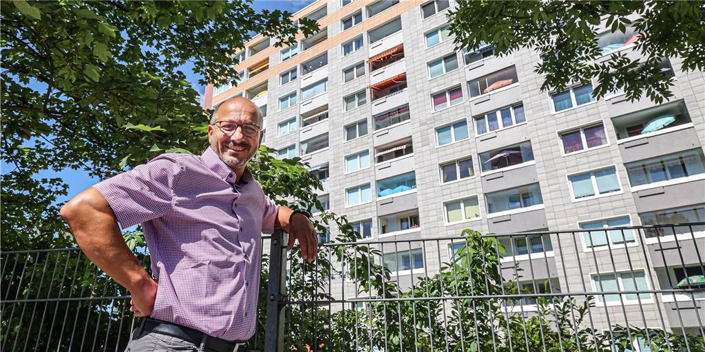 129 Wohnungen: Millionen-Investition für markantes Hochhaus Langeloh Heizungsexperte Andreas Wachter freut sich über die Einsparungen an Kosten und Kohlendioxid durch die neue Technik im Hochhaus am Langeloh.