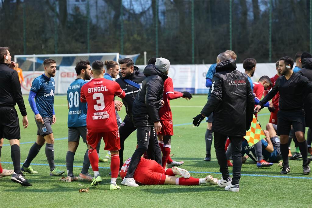 Wacker Obercastrop gegen Türkspor Dortmund: Wende kommt nach Rudelbildung Hektik kam im Spiel zwischen Wacker Obercastrop und Türkspor Dortmund zu Beginn der zweiten Halbzeit auf - auch mit einer Rudelbildung.