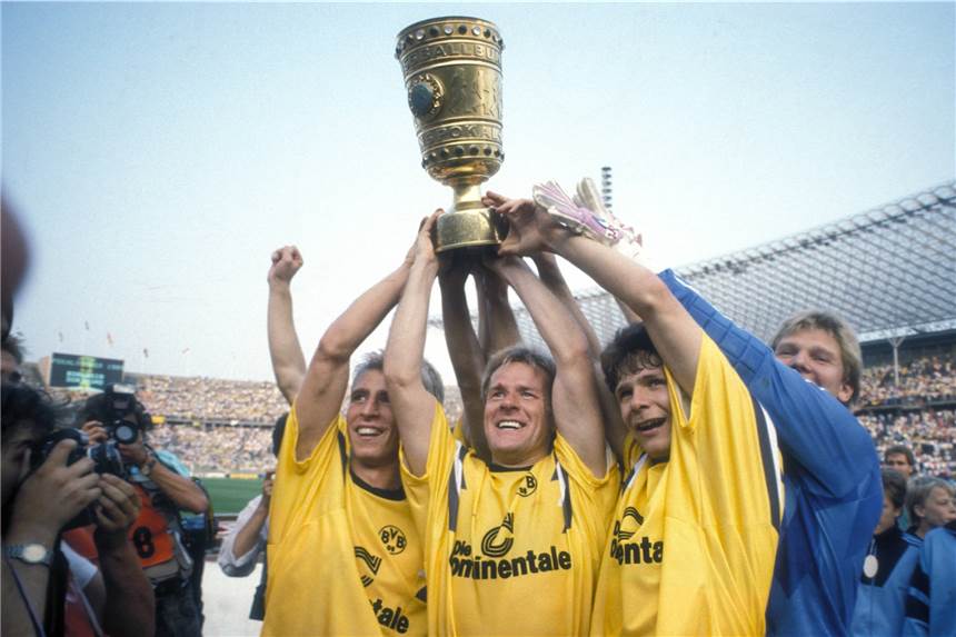 BVB-Legende Murdo MacLeod: „Davor muss ich Dortmund warnen“ Helden von Berlin: Murdo MacLeod 1989 mit der Trophäe in der Hand, dazu (v.l.) Günter Kutowski, Andreas Möller und Torwart Wolfgang de Beer.