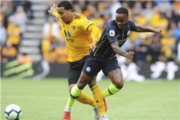 Helder Costa (l) von den Wolverhampton Wanderers setzt sich gegen Raheem Sterling durch. Foto: Rui Vieira/AP