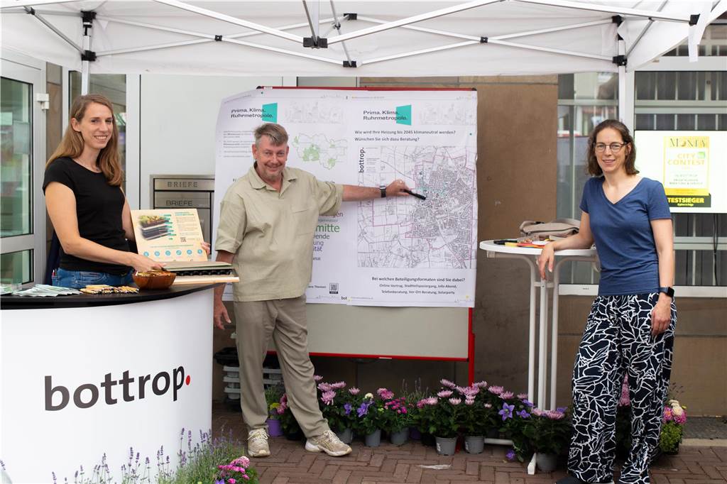Neues Angebot: Kostenfreie Beratung zur energetischen Sanierung Helen Cammerzell (Stadterneuerung), Dr. Klaus Rammert-Bentlage und Katrin Knur vom Fachbereich Umwelt und Grün haben beim Dorffest erste Gespräche mit Kirchhellener Bürgern geführt.