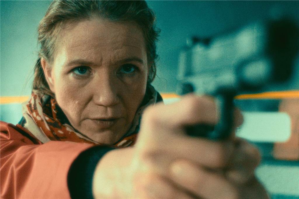 Science-Fiction ohne Schnickschnack: „Die erste Bahn“ feiert Premiere Helen (Kirsten Annika Lange) will ihren Vater erschießen.