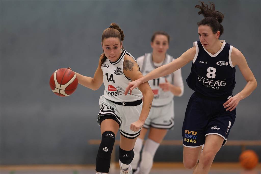 LippeBaskets hauen Regionalligisten aus dem Pokal Eine Basketballerin im Dribbling.