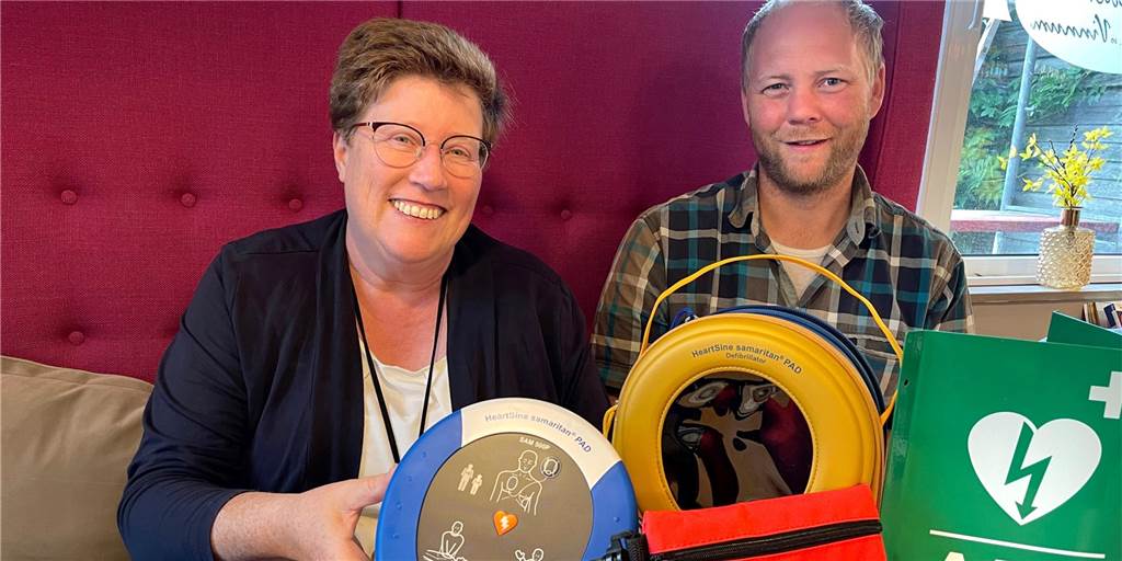 Dorfladen Vinnum: Defibrillator für Notfälle und spezielles Regal geplant Helene Bünting vom Dorfladenteam und Geschäftsführer Lars Hittscher haben einen Defibrillator für Vinnum angeschafft. Er wird in wenigen Wochen außen am Laden angebracht und soll für Notfälle im ganzen Dorf zur Verfügung stehen.