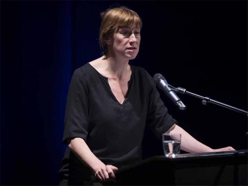 Probeliegen im Sarg - das letzte Grass-Buch Helene Grass liest aus dem noch unveröffentlichten Buch «Vonne Endlichkait» ihres berühmten, jüngst gestorbenen Vaters. Foto: Swen Pförtner/dpa