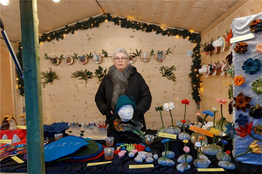 Viele Besucher und weihnachtliche Stimmung beim Adventsmarkt Helene Krüger steht in ihrer Bude. Vor ihr ausgelegt ist ihre selbst gemachte Deko aus Filz.