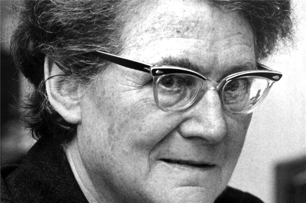 Dortmunder Stadtgarten bekommt Denkmal einer wichtigen Dortmunder Frau Helene Wessel ist eine von nur vier Frauen, die das Grundgesetz mit erarbeitet haben.
