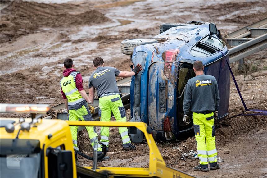 Nach Hochwasser: Aufatmen an der Steinbachtalsperre - Abbruchkante Erftstadt riskant Helfer bergen nach dem Unwetter die Autos in Erftstadt.