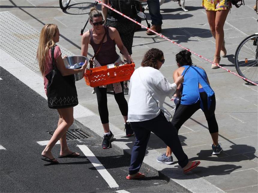 Zwölf Tote bei Feuerdrama in Londoner Hochhaus Helfer bringen Getränke und Lebensmittel zu den vom Hochhausbrand betroffenen Bewohnern. Foto: Jonathan Brady