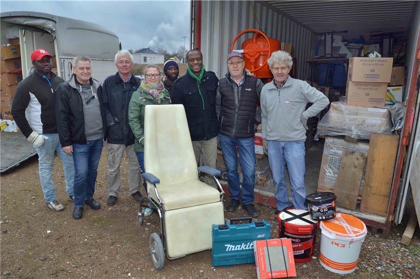 Fliesen, Betonmischer und Schränke für neues Krankenhaus in Ghana gespendet Helfer der Initiative "Krankenhaus für Ghana" packten Sachspenden in einen Container (v.r.): Albinus Hennecke, Josef Schulte, Dr. Samuel Okae, Daniel Nkasah, Vanessa und Hans-Georg Griewel, Walter Hidding und Eric Kadja.