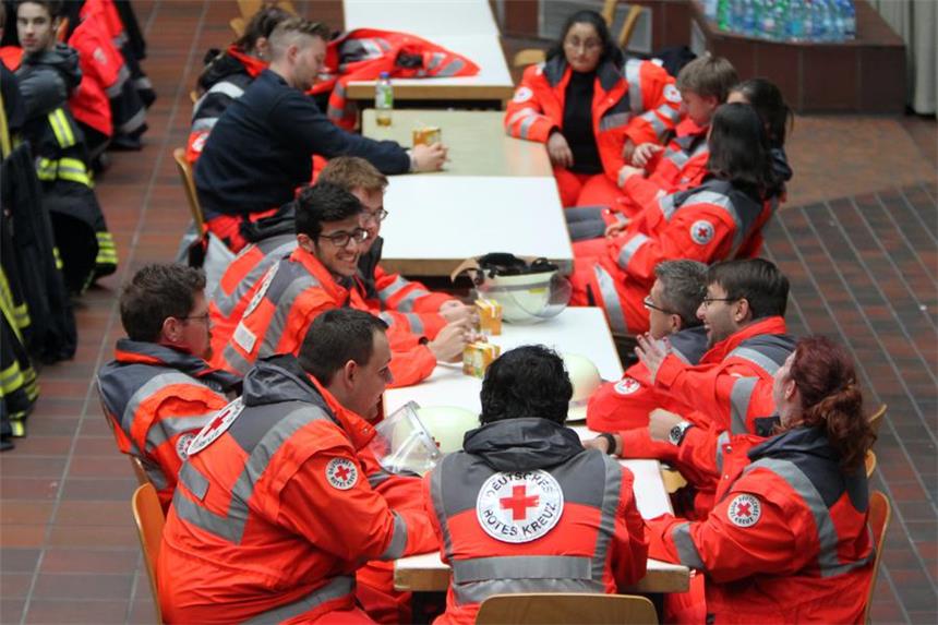Hier organisiert sich Dortmunds Flüchtlingshilfe Helfer des Deutschen Roten Kreuzes im Dietrich-Keuning-Haus.