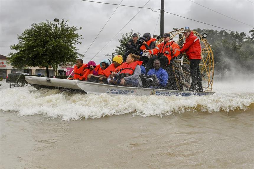Tropensturm "Harvey": Louisiana rüstet sich für Fluten Helfer evakuieren am 29.08.2017 in Houston (Texas, USA) Bewohner mit Hilfe eines Bootes. Im Südosten von Texas herrscht der Ausnahmezustand, nachdem der Tropensturm «Harvey» am vergangenen Freitag auf Land getroffen war. Foto: Scott Clause/The Daily Advertiser/dpa +++(c) dpa - Bildfunk+++ |