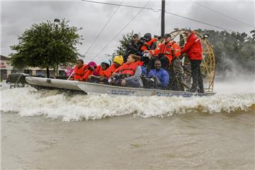 Helfer evakuieren am 29.08.2017 in Houston (Texas, USA) Bewohner mit Hilfe eines Bootes. Im Südosten von Texas herrscht der Ausnahmezustand, nachdem der Tropensturm «Harvey» am vergangenen Freitag auf Land getroffen war. Foto: Scott Clause/The Daily Advertiser/dpa +++(c) dpa - Bildfunk+++ |