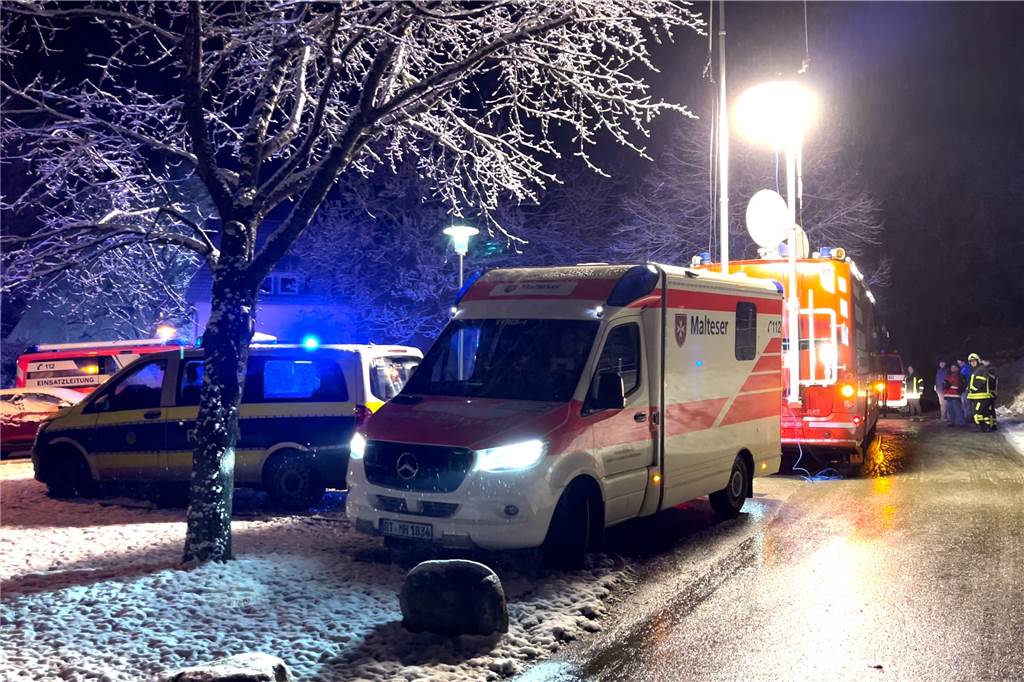 Drama in Pflegeeinrichtung - Brand bricht aus : Mehrere Menschen sterben Helfer und Feuerwehrleute stehen mit ihren Einsatzfahrzeugen bei einem Brand.