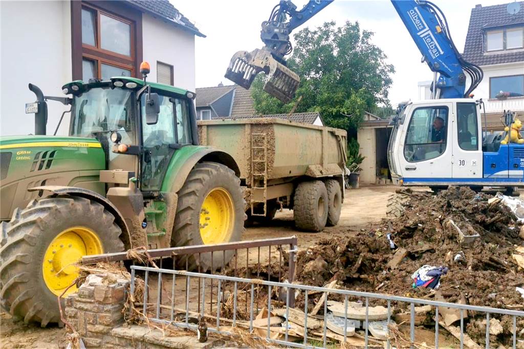 Landwirte aus dem ganzen Kreis Borken helfen im Katastrophengebiet Helfer und Maschinen aus dem ganzen Kreis Borken sind im Katastrophengebiet im Einsatz. Laut Frank Schmitz gibt es auch fast zwei Wochen nach dem Hochwasser kaum zentrale Koordination.