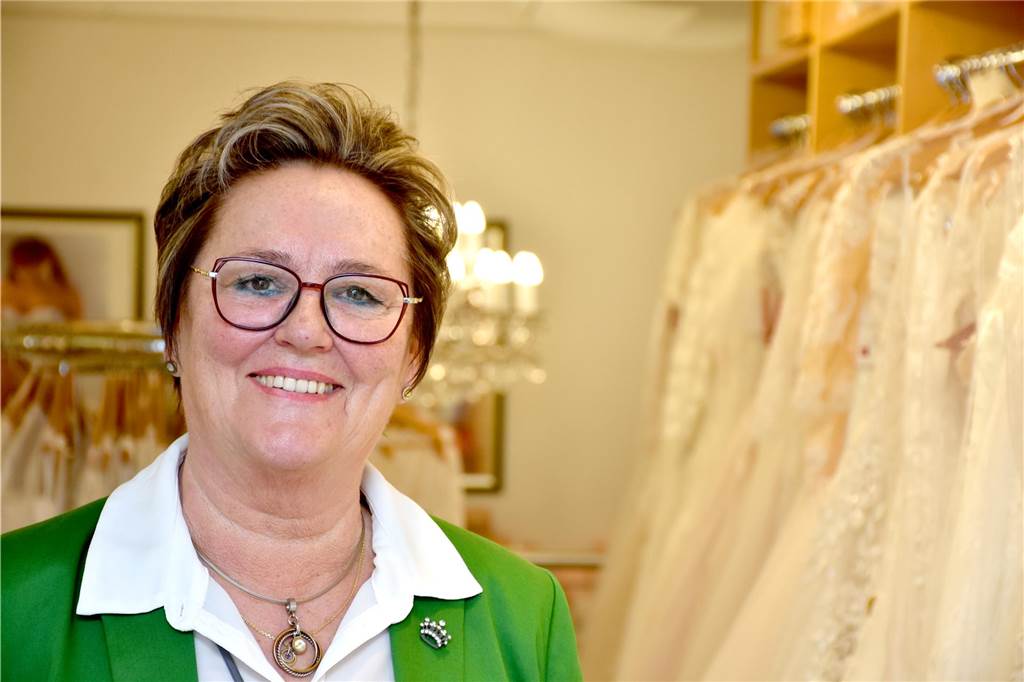 Eleganz Moden: Helga Feldhaus sucht mit 67 eine Nachfolge Helga Feldhaus (67) möchte Eleganz Moden in gute Hände weitergeben. Es gehe ihr nicht darum, "einfach alles zu verkaufen und die Tür zu schließen. Das Geschäft soll es auch in zehn Jahren noch geben“, sagt sie.