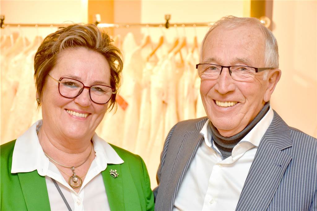 Eleganz Moden: Helga Feldhaus sucht mit 67 eine Nachfolge Helga Feldhaus (67) und ihr Mann Werner (74) haben das Geschäft nach der Coronakrise zurück ins ruhigere Fahrwasser gebracht. Auch wenn einige Kunden wegen Ukrainekrieg und Energiekrise noch zögerlich seien, gehe es wieder deutlich aufwärts.