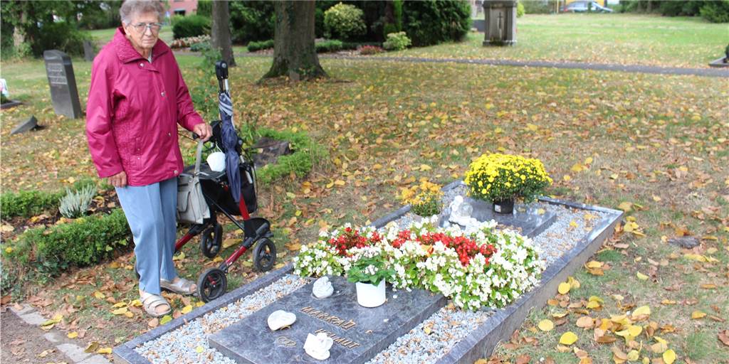Nach Grabschändung auf Dortmunder Friedhof: Facebook-Gruppe gegründet Helga Markau an dem Grab ihres Mannes.