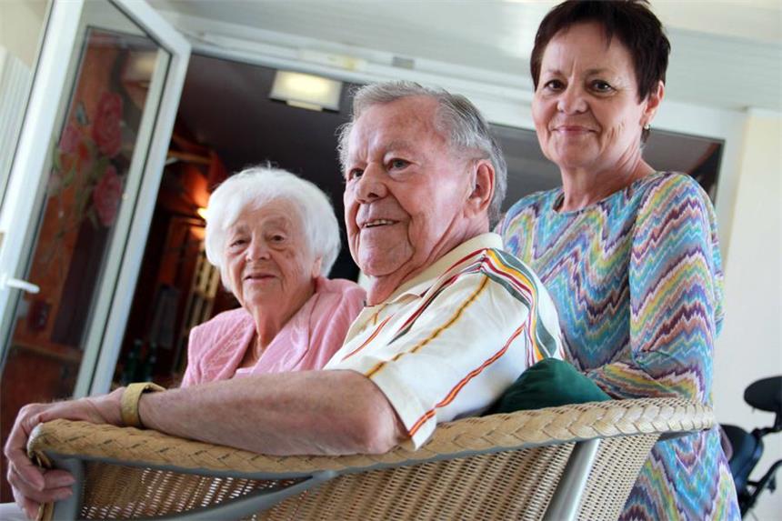 Nordkirchener Ehepaar feiert die Gnadenhochzeit Helga Rethwisch, geborene Kemmer, ist 91 Jahre alt und wohnt im Altenhilfezentrum St. Mauritius. Mit ihrem Mann Karl-Heinz Rethwisch (92) kam sie vor vier Jahren nach Nordkirchen, um näher bei ihren Töchtern Gunhild Knapmöller (Foto) aus Ascheberg und Marita aus Südkirchen zu sein. Am 16. Mai 2016 feiern sie ihre Gnadenhochzeit: Sie sind seit 70 Jahren verheiratet.