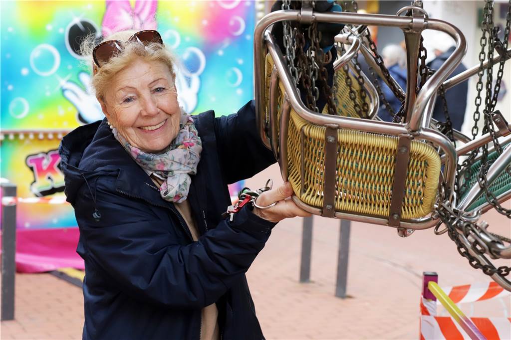 Helga Saure mit dem Kettenkarussell ist in Lünen ein Kirmes-Urgestein Helga Saure bereitet alles vor und am Himmelfahrts-Donnerstag dreht ihr Kettenkarussell dann pünktlich zum Kirmes-Start wieder seine Runden.