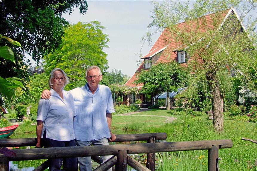 Das Ehepaar Grubendorfer hat einen Garten für Gäste Helga und Hans-Josef Grubendorfer freuen sich darüber, dass ihr Garten auch so vielen Besuchern gefällt. Vor 45 Jahren haben sie den alten Emtingshof restauriert. Im Juni laden sie wieder ein – zum Tag der „Offenen Gärten“. Foto: Niehaus