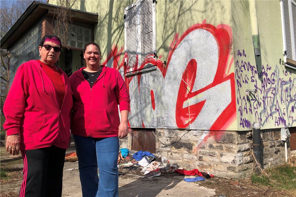 Evinger Erinnerungen: Als Fußbälle ins Wohnzimmer der Gorseks flogen ... Helga und Jasmin Zarth vom TuS Eving-Lindenhorst schauen immer mal nach dem Rechten am Haus am Buchenwald 6-8. Sie müssen mal wieder den Müll abtransportieren lassen, der sich ringsum angesammt hat
