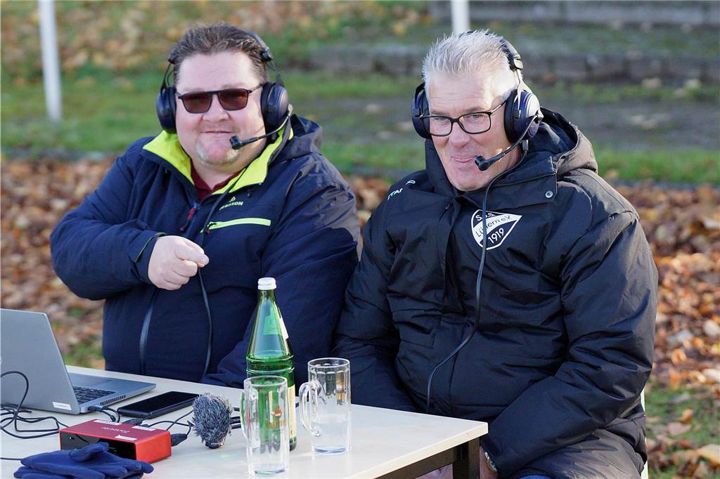 Helge Kleinjohann (r.) kommentierte jüngst zusammen mit Dirk Berkemeyer das Unnaer Derby des TuS Hemmerde gegen den SuS Lünern im Livestream. 
