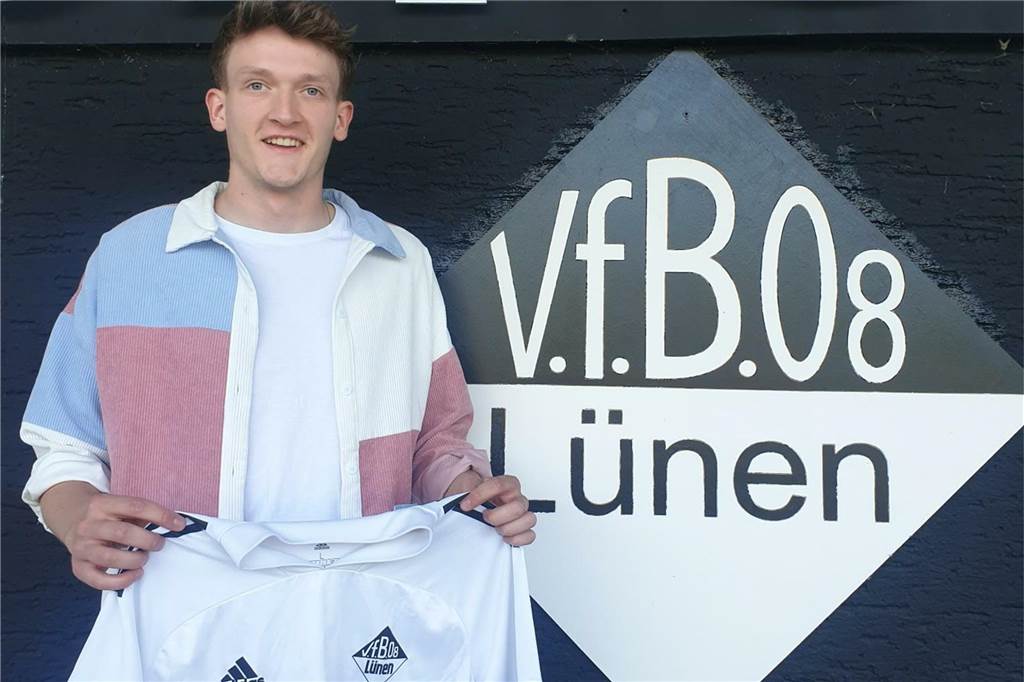 Helge Walters verlässt Westfalia Wethmar Helge Walters hält ein Trikot des VfB Lünen.