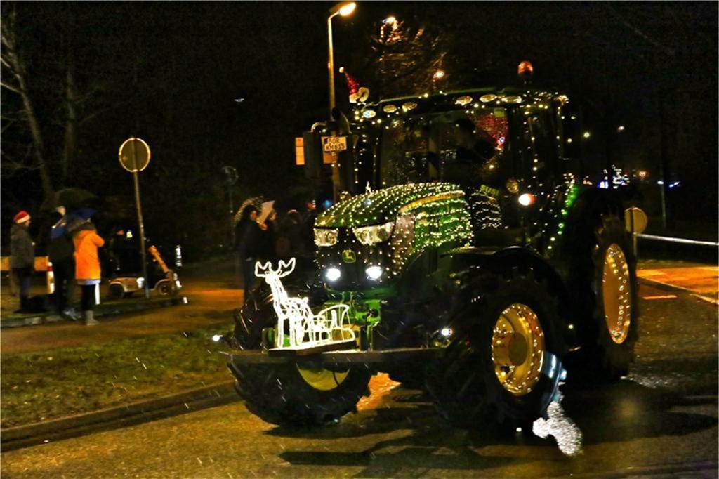 Geschmückte Trecker: Landwirte starten weihnachtlichen Korso durch Ahaus Hell beleuchtet waren die Traktoren schon 2021 durch die Stadt gefahren. Damals allerdings noch unter Coronavorgaben – und ohne vorab die Strecke bekannt zu geben.