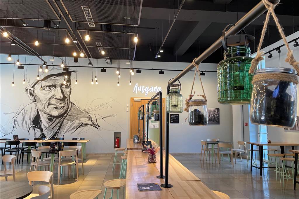 Mit Foodtruck und Burger-Förderturm: Die Familie Kreuger rockt die Gastro-Szene Blick in den Innenraum des Restaurants "Kumpels", der Gastronomie im Deutschen Bergbaumuseum in Bochum.
