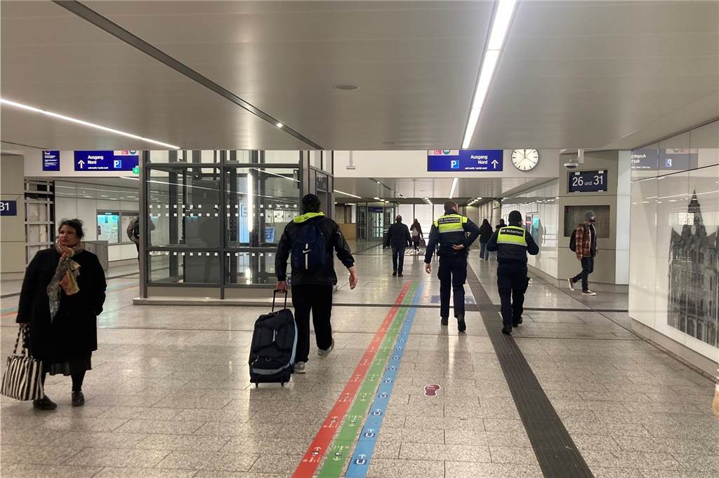 Von B1-Ausbau bis Speicherstraße: Das waren die großen Baustellen 2023 Der Durchgang des Dortmunder Hauptbahnhofs mit den Markierungshilfen am Boden, die den Weg in Richtung Stadtbahn und Gleise weisen.