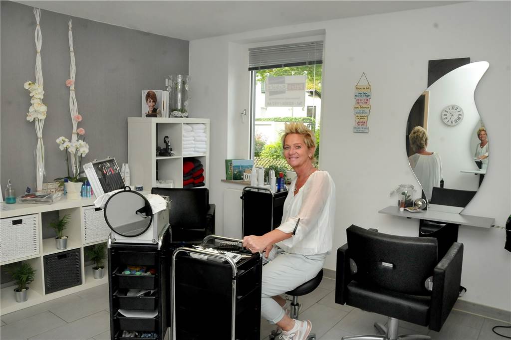Helle, moderne Räume hat sich Friseurmeisterin Petra Scholz in dem Haus an der Heidestraße 48 eingerichtet, nachdem sie nach 33 Jahren ihren Salon an der Kuhstraße aufgegeben hatte, um beruflich kürzer zu treten.