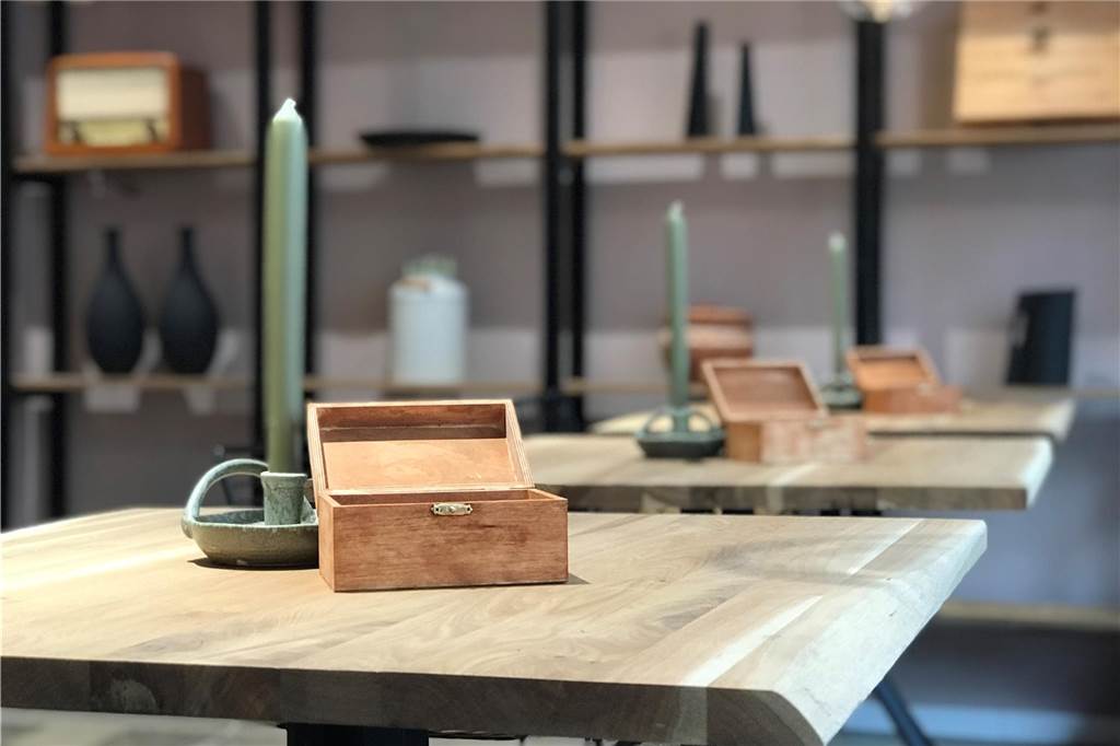 Neue Bar zwischen Kreuz- und Klinikviertel: Eröffnungstermin steht Helles Holz, dunkles Metall, klare Linien, aber vor allem warme Farben – so sieht es nun aus in den Räumen an der Kleinen Beurhausstraße.