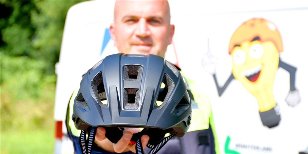 Helm auf! Verkehrssicherheitsberater Jan Tonke von der Polizei im Kreis Borken tut alles, damit möglichst viele Pedelec-Fahrer mit Helm unterwegs sind. Im ersten Quartal 2022 gab es sechs tödliche Unfälle mit Pedelecs. Jedes Mal waren die Opfer an ihren schweren Kopfverletzungen gestorben.