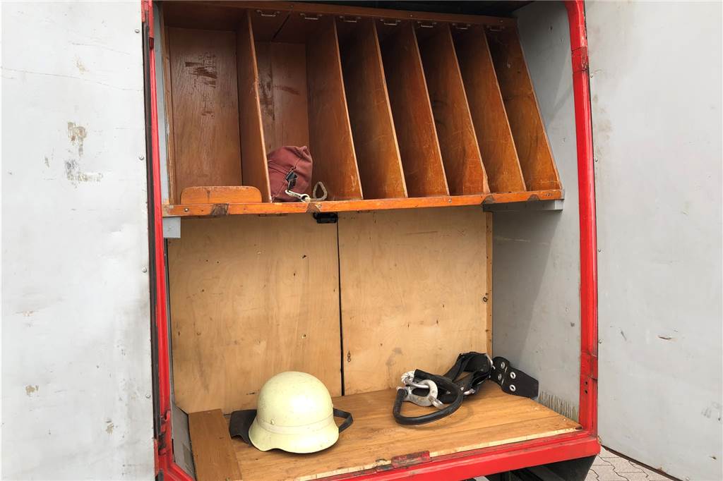 Mit Video: Runde Haube, lange Schnauze: Feuerwehr-Oldtimer begeistert Helm und Feuerwehrhaltegurt liegen bereit.