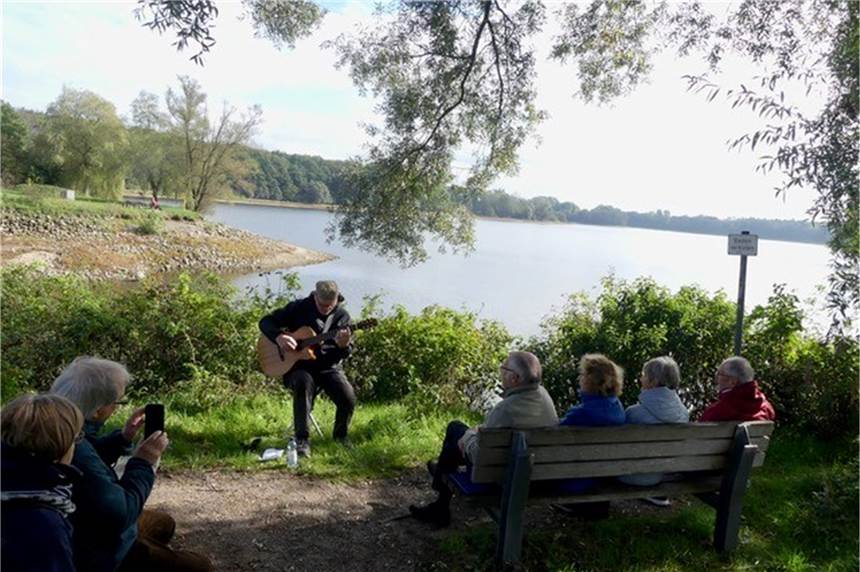 Musiker Helm van Hahm lädt wieder zu „Gitarrenwanderungen“ ein Helm van Hahm lädt zu einer Gitarrenwanderung rund um den Hullerner See ein.