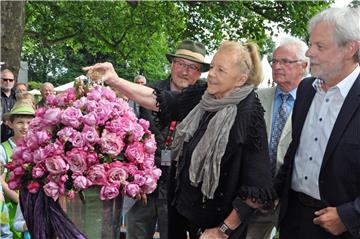 Helmi Funke, Cornelias Mutter, taufte mit einem Glas Champagner die neue Rosenzüchtung "Tintenherz". Lambert Lütkenhorst und die Züchter Josef Nieborg und Michael Dahlke sahen zu.
