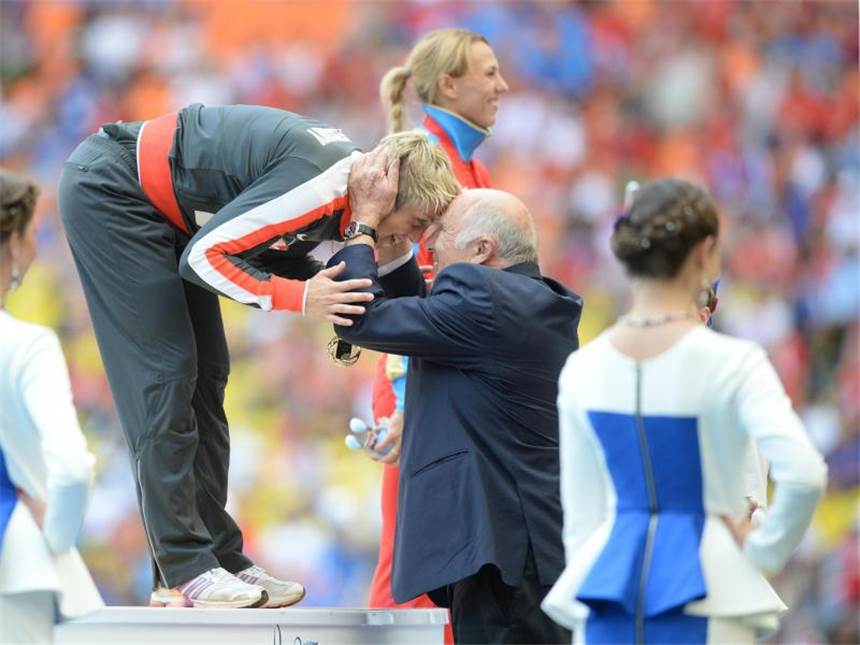 Endlich Gold: Obergföll landet den großen Wurf Helmut Digel hängt Christina Obergföll die Medaille um und gratuliert. Foto: Bernd Thissen