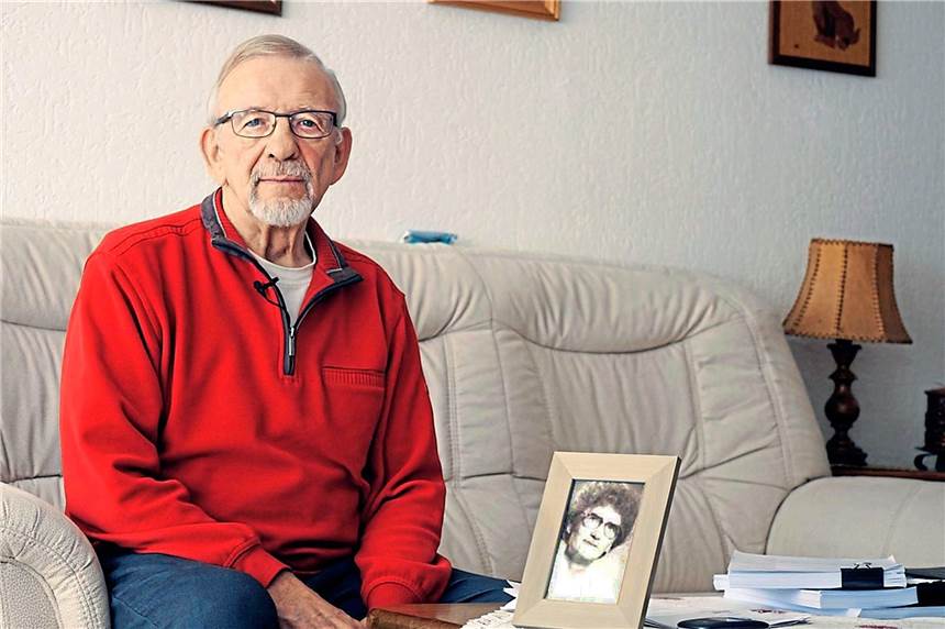 Karl Lauterbach unterstützt todkranken Dortmunder (74) Helmut Feldmann, hier mit dem Foto seiner verstorbenen Schwester Anni.