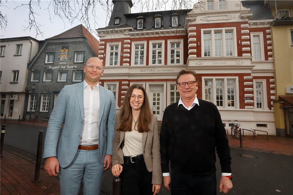 Isomed-Akademie vor dem Start: Wissen für Kräfte aus der ganzen Region Helmut Gärtner, Mats Gärtner und Mara Linke vor dem Aus- und Weiterbildungszentrum in der Alten Apotheke am Geist in Kamen.
