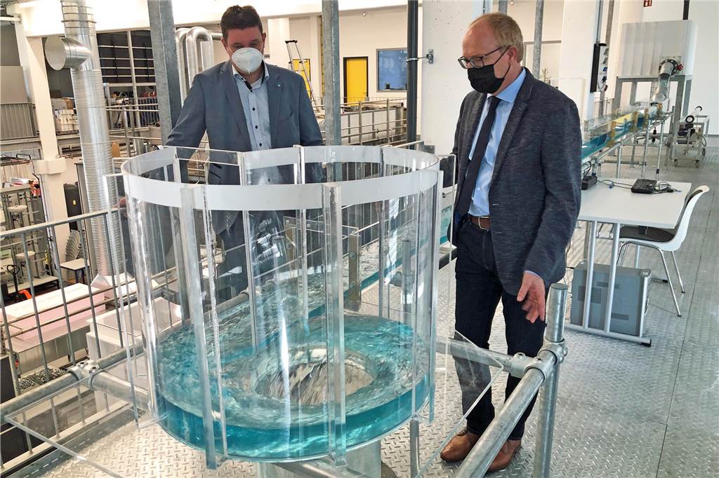 Professor empfiehlt grüne Dächer und Gärten: Grüning warnt aber vor Fehlern Helmut Grüning und Bürgermeister Rajko Kravanja 2021 im Technikum für Hydraulik und Stadthydrologie auf dem Steinfurter Campus der FH Münster.