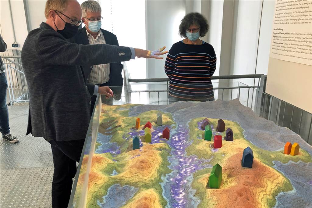 Castrop-Rauxeler Forscher und die Stadt: Gemeinsam gegen Klima-Katastrophen Helmut Grüning zeigt an der Augmented Reality Sandbox, wie sich Überflutungen entwickeln.