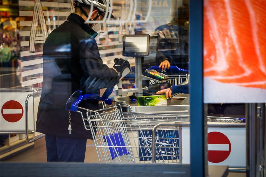 Helmut Kathagen bezahlt seinen Corona-Selbsttest. 25 Euro kostet die Packung mit fünf Tests.