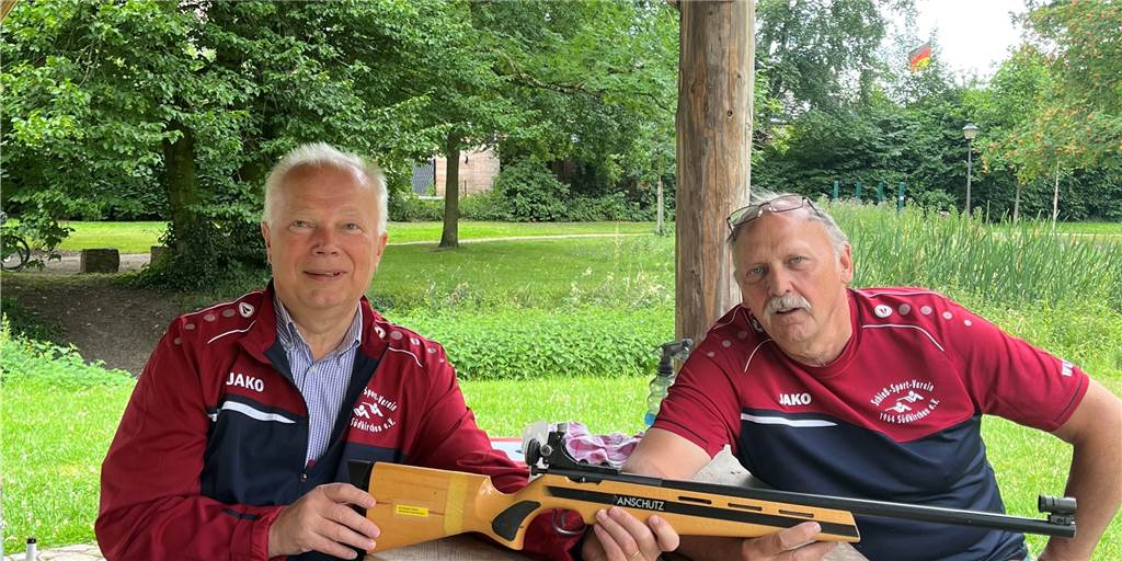Sommerbiathlon mit Lasergewehren bei Sport im Park gestartet Helmut Middrup (l.) und Willi Kampert, die beiden Vorsitzenden des Schieß-Sport-Verein Südkirchen, organisieren zum vierten Mal das Sommerbiathlon-Event.