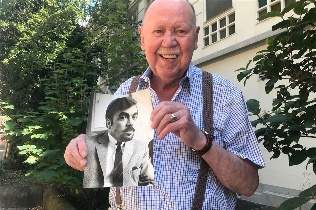 Als Claus Biederstaedt über den Castroper Altstadtmarkt flanierte Helmut Orwat mit einem Abzug von Claus Biederstaedt. Es ist mit einem Autogramm versehen. Heute erinnert sich der damalige Film-Fotograf an seine Treffen mit dem Schauspieler, der jetzt im Alter von 91 Jahren starb.