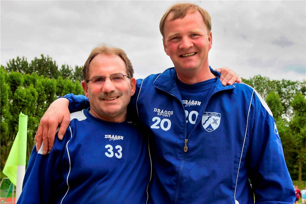 Obercastroper Papa lief einst Günter Netzers langen Beinen hinterher Helmut "Papa" Blanke (l.) war 2006 der Co-Trainer von Uwe Esser. Ihr Team vom SV Wacker Obercastrop stieg in die Bezirksliga auf.