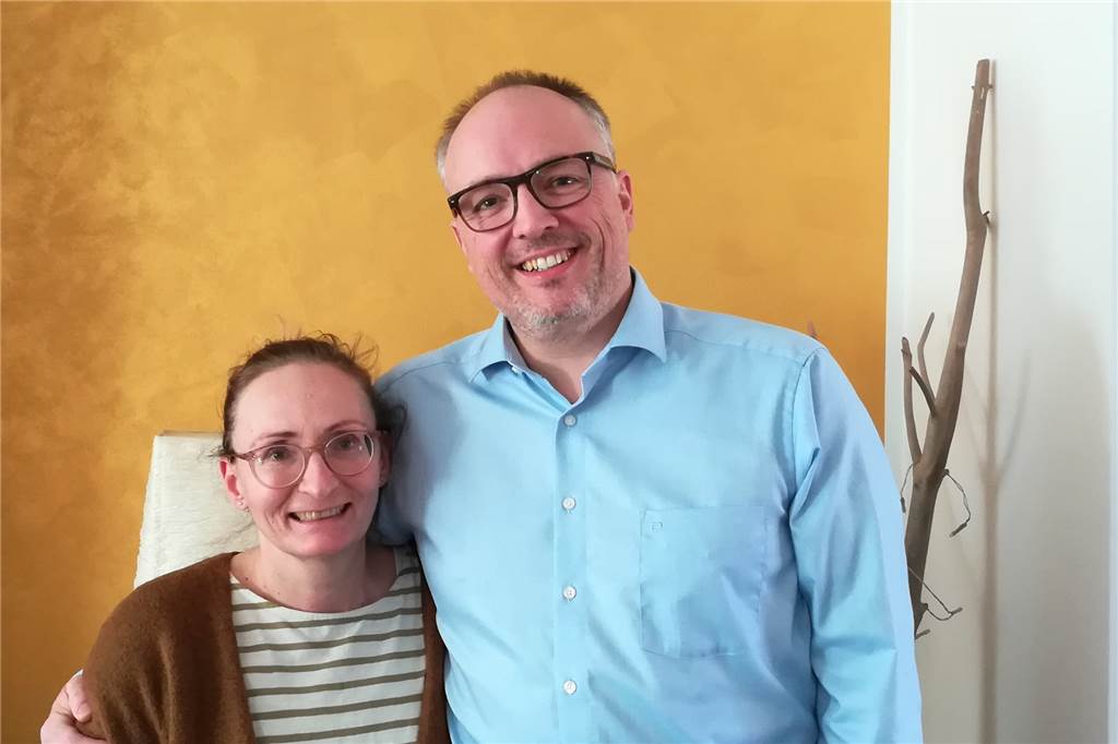 Helmut (r.) und Daniela Baum stehen vor einer Wand